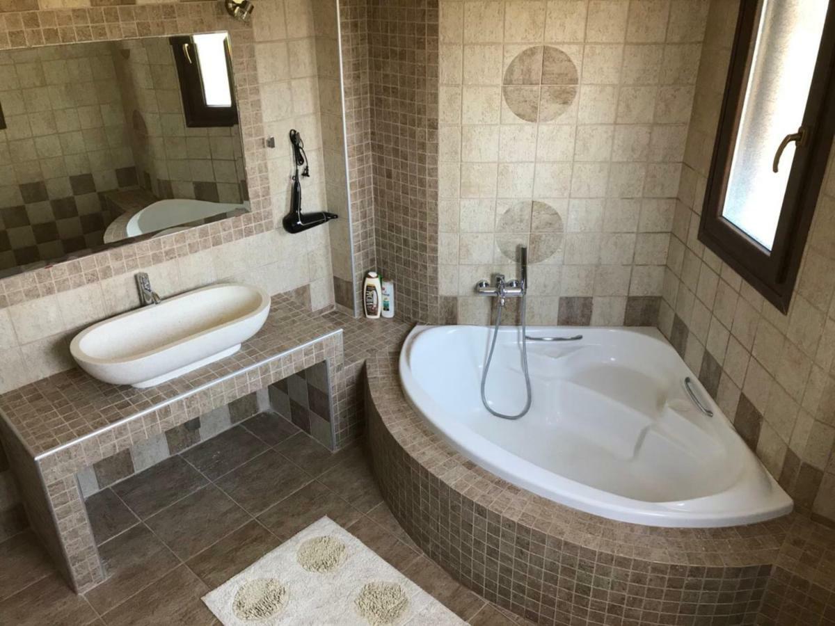 M Varkes Villa Nea Moudania Exteriér fotografie