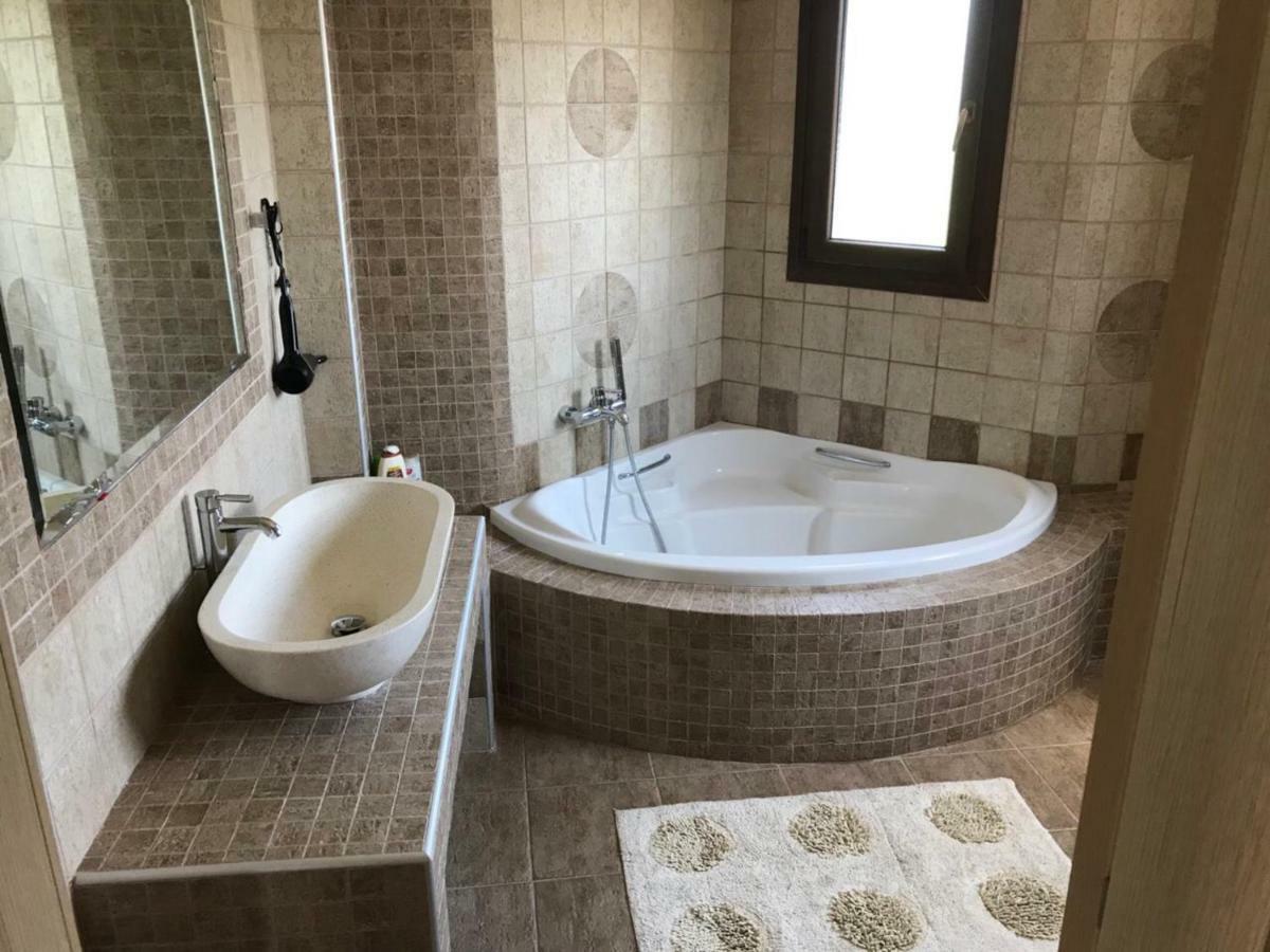M Varkes Villa Nea Moudania Exteriér fotografie